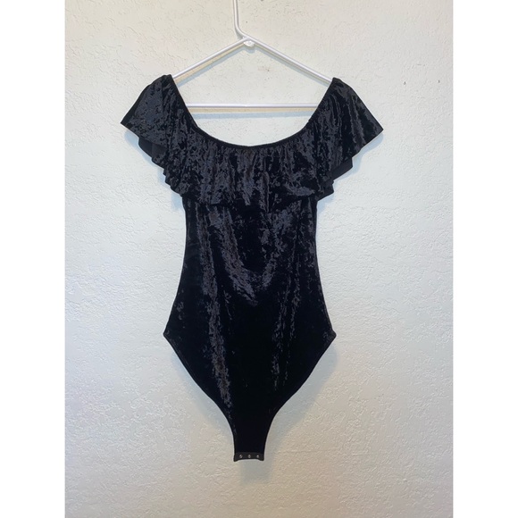 Off the shoulder black velvet bodysuit size M - Picture 2 of 3